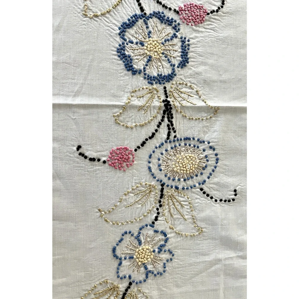 STUNNING! WHITE LINEN TABLECLOTH FLORAL CANDLEWICK HAND EMBROIDERY VINTAGE